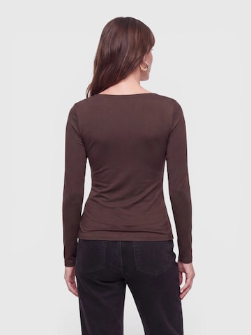 Tricou de la everly® pe maro