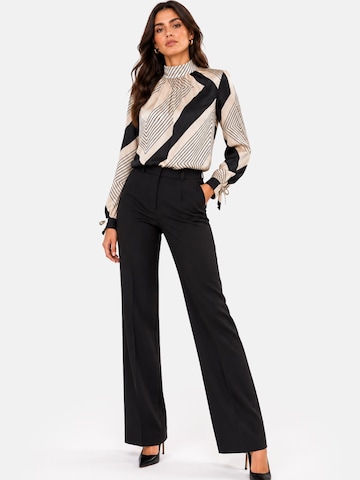 REGINA FASHION Bluzka 'Blouse with Standing collar print' w kolorze beżowy