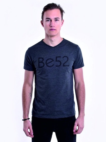 Be52 T-shirt 'Aviation' i grå: framsida