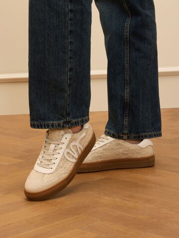 MANFIELD Sneakers laag in Beige