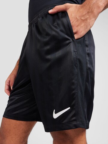 NIKE Regular Sportshorts in Schwarz