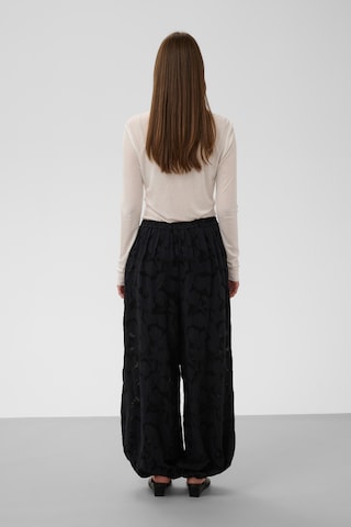 SOAKED IN LUXURY Wide leg Broek 'Felina' in Zwart