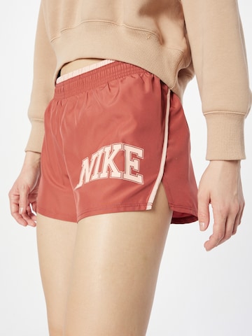 NIKE Regular Sportshorts in Braun