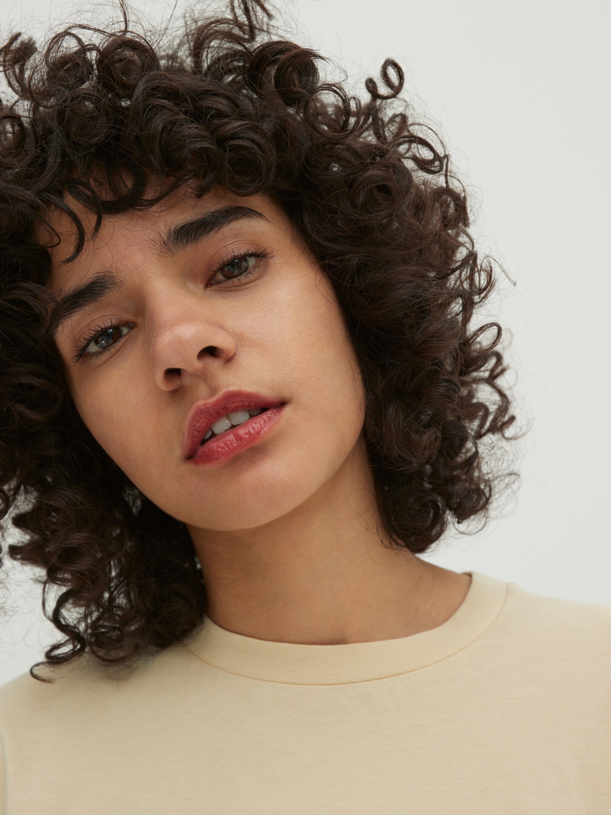 EDITED Producten Shirt 'Charli' Beige