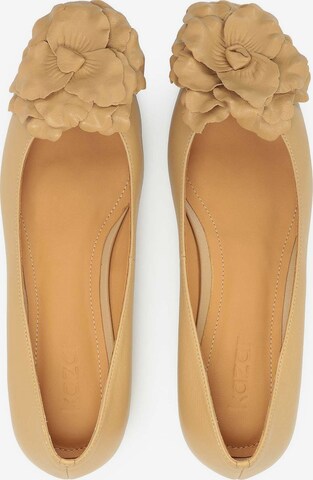 Ballerina di Kazar in beige