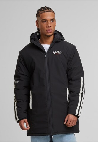 Unfair Athletics Übergangsjacke 'Stadium' in Schwarz: Vorderseite