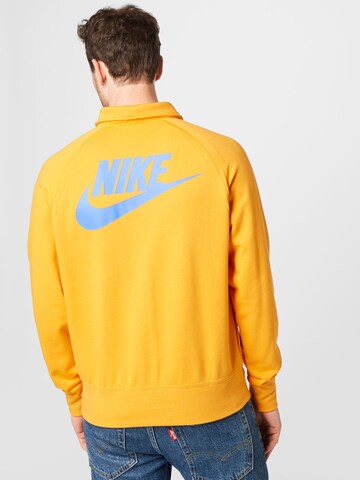 Nike Sportswear Sweatshirt in Geel