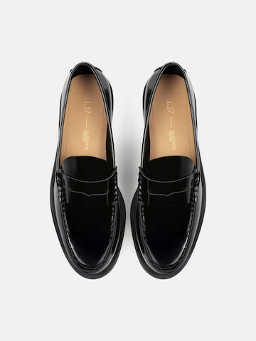 L37 HANDMADE SHOES Instappers 'TO MAKE IT EASIER' in Zwart