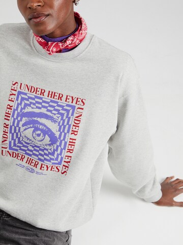 Kaotiko Sweatshirt 'UNDER HER EYES' in Grijs