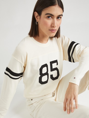 TOMMY HILFIGER T-shirt 'Varsity 85' i beige