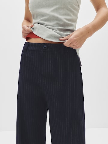 Wide leg Pantaloni con piega frontale di Pull&Bear in blu