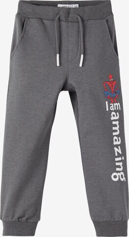 NAME IT - Pantalón 'Spiderman Dash' en gris: frente