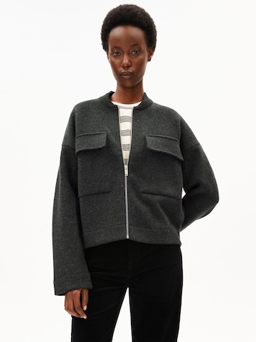 ARMEDANGELS Strickjacke in Grau: Vorderseite