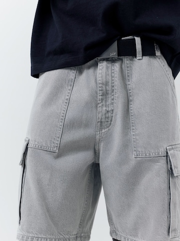 Pull&Bear Baggy Džíny s kapsami – šedá