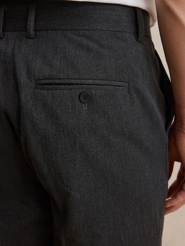 DAN FOX APPAREL Loosefit Παντελόνι με τσάκιση 'Alper' σε γκρι