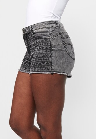 KOROSHI Skinny Shorts in Schwarz