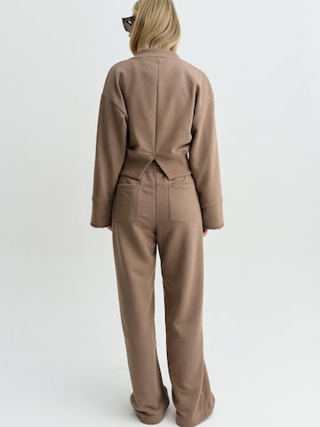 Loosefit Pantalon 'SPODNIE DRESOWE FLOW TAUPE' FEMSSY en gris