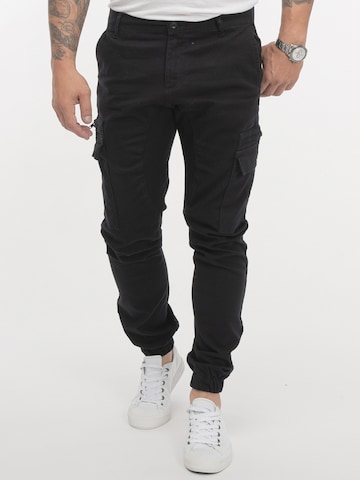 Rock Creek Tapered Cargo Pants in Black: front