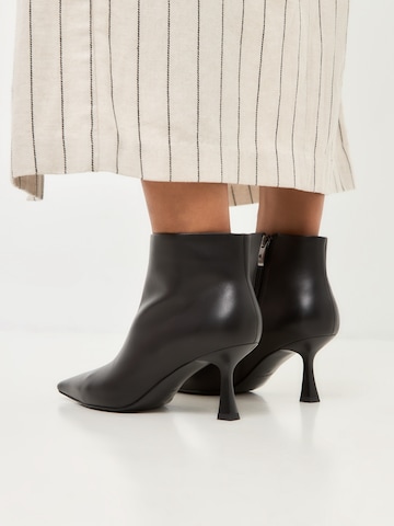 CESARE GASPARI Stiefelette in Schwarz