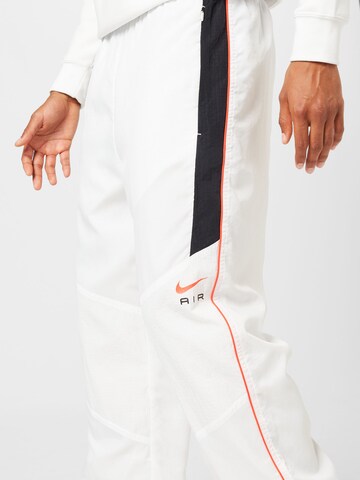 Effilé Pantalon 'Air' Nike Sportswear en blanc