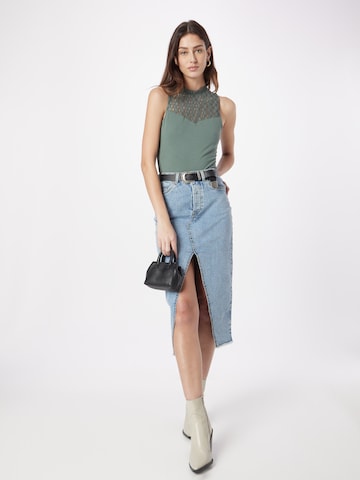 ABOUT YOU Top 'Corinna' in Green