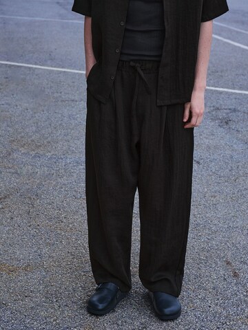 Bershka Baggy Byxa i svart: framsida