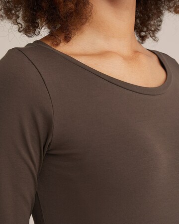 T-shirt WE Fashion en marron