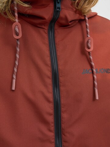 raudona JACK & JONES Demisezoninė striukė 'JJERush'