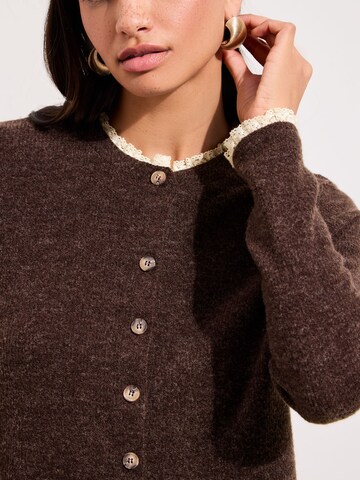 Friends Like These Вязаная кофта в Коричневый