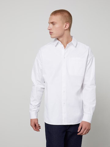 DAN FOX APPAREL Comfort fit Button Up Shirt 'Niklas' in White: front