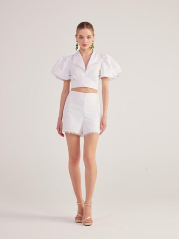 HOLLY LOLLY Regular Shorts in Weiß