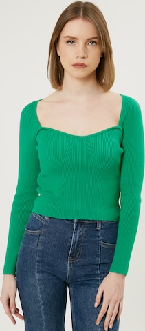 Influencer Пуловер в зелено: отпред
