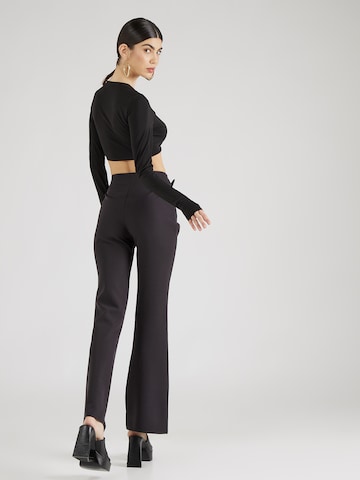 Evazați Pantaloni 'Erin' de la Hoermanseder x About You pe negru