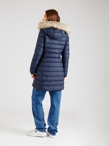 Tommy Jeans Zimní kabát 'Essential' – modrá