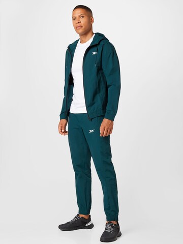 Îmbrăcaminte sport de la Reebok pe verde