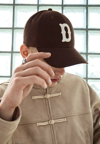 Bershka Шапка с козирка 'VARSITY' в кафяво