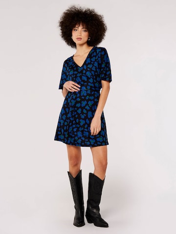 Apricot Kleid in Blau