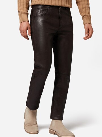 Coupe slim Pantalon 'Trant Pant' RICANO en marron