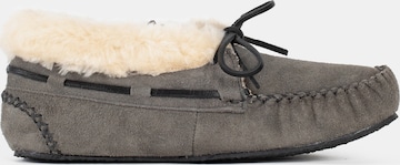 Minnetonka Moccasins 'Chrissy' in Grey