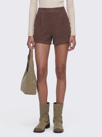Regular Pantaloni cutați 'Elora' de la studioselect pe maro: față