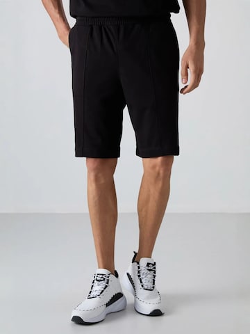 Tommy Life Pants in Black: front