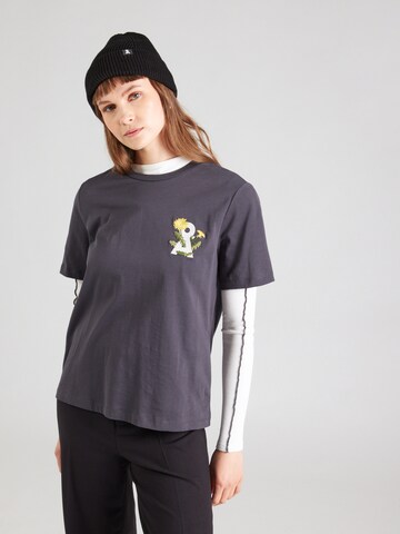 Tricou 'LUALAA' de la ARMEDANGELS pe gri: față