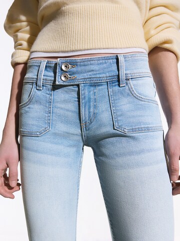 Bershka Flared Jeans in Blau