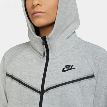 Nike Sportswear - Casaco em moletão em cinzento