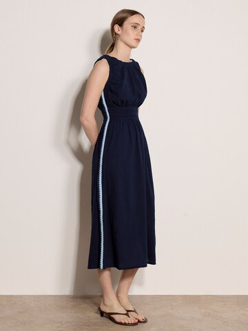 Apricot Crochet Trim Smocked Cotton Midi Dress ' ' in Blau: Vorderseite
