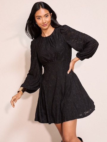 Friends Like These Коктейльное платье в Черный: спереди