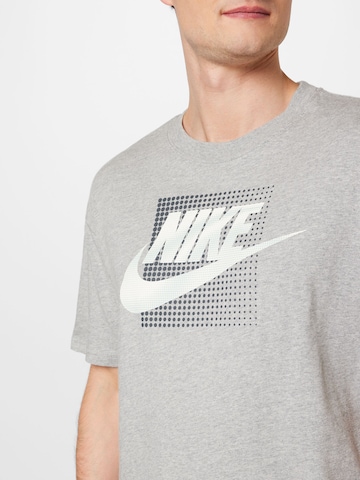 T-Shirt 'FUTURA' Nike Sportswear en gris