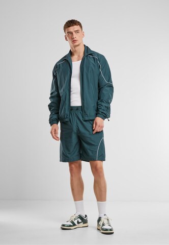 Urban Classics Regular Shorts in Grün