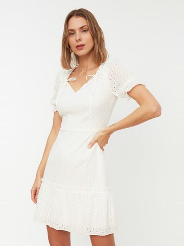 Trendyol Платье в Белый: спереди