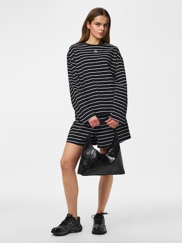 Maglietta 'PCSADIE BARREL' di PIECES in nero